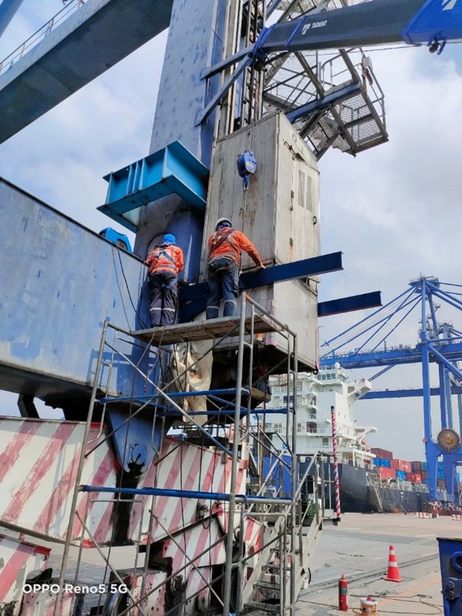 Repair Ladder Crane Img